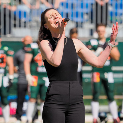 Anna Hengelhaupt singt die Hymne